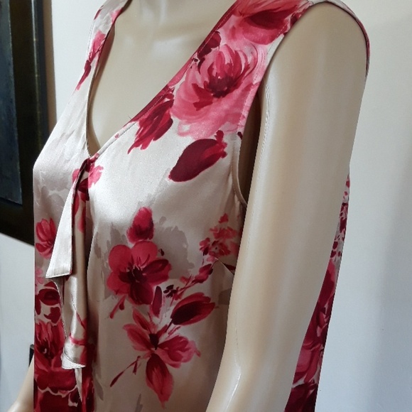ST. JOHN, Silk Floral V Neck With front Ruffle Top Sz M - Picture 4 of 6